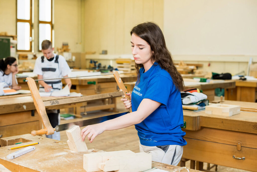 Schülerin in Werkstatt bei der Arbeit mit Holz - csbt