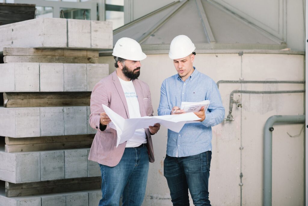 Zwei Männer mit Helm besprechen Plan - csbt