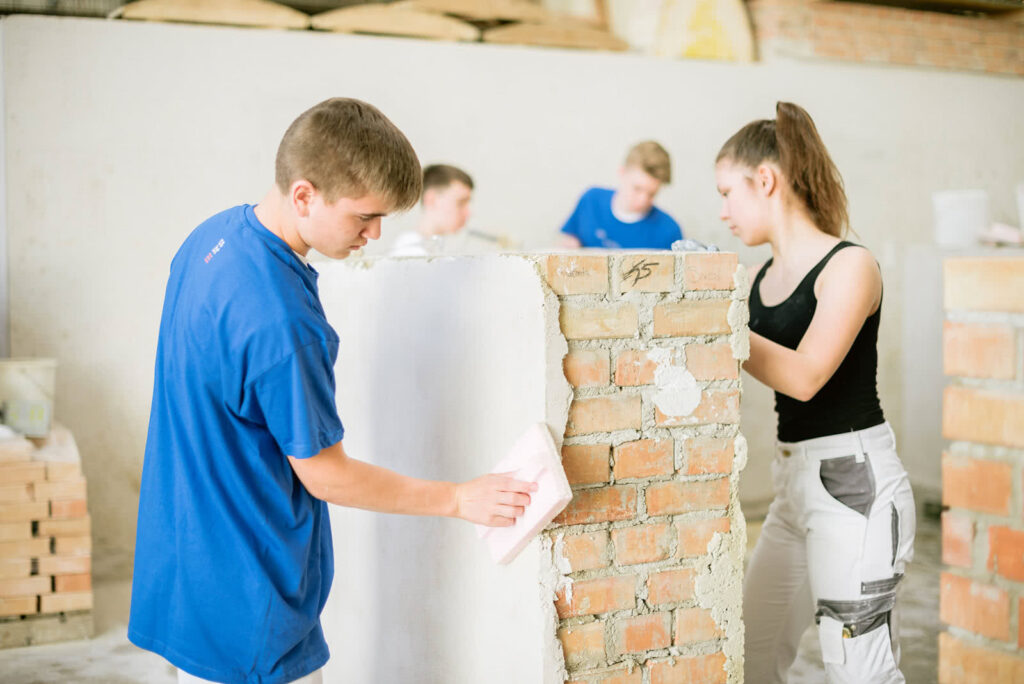 Schüler beim Wand putzen - csbt
