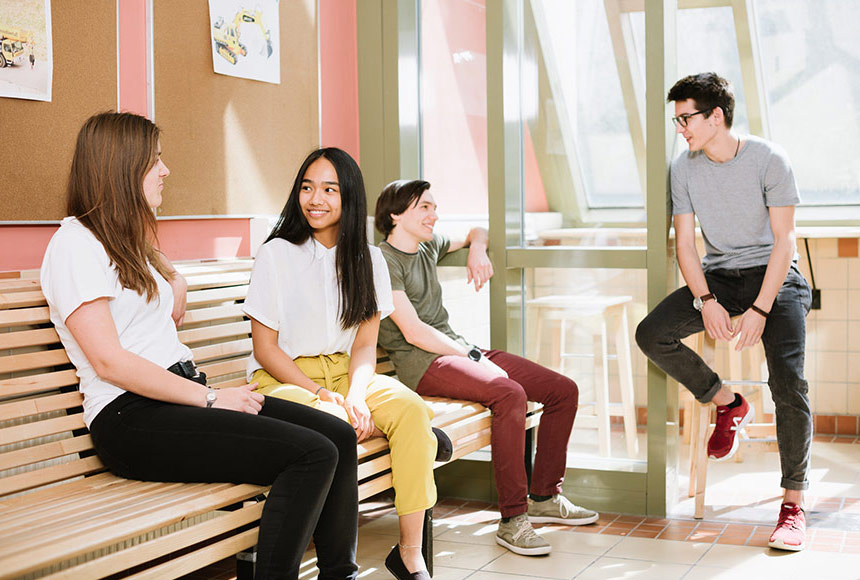 Mehrere Schüler im Gespräch - csbt