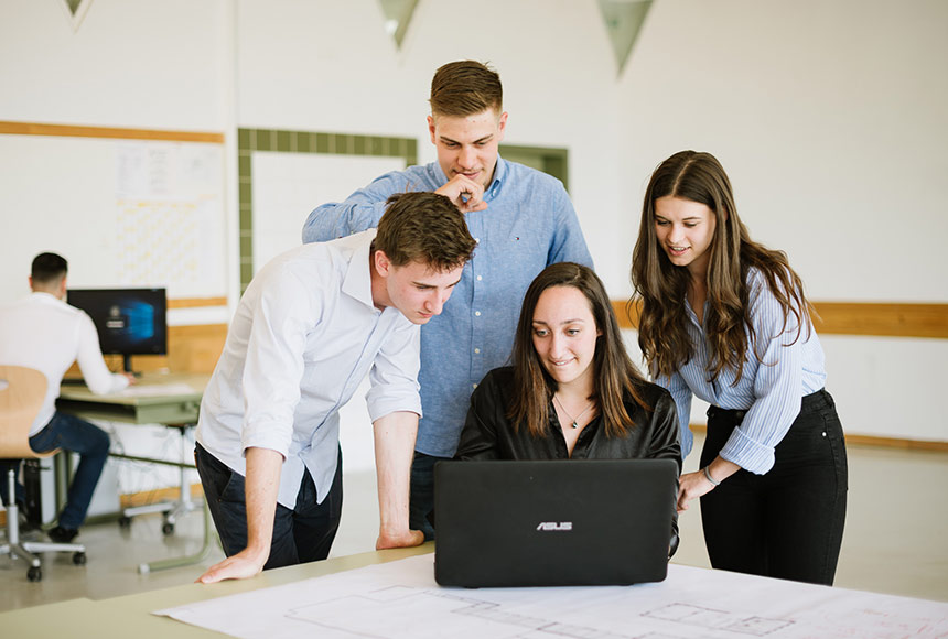 Mehrere Schüler vor Laptop - csbt