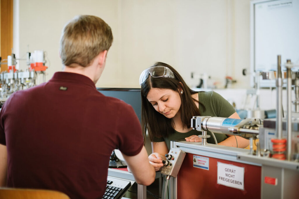 Technisches Gerät mit zwei Personen - csbt